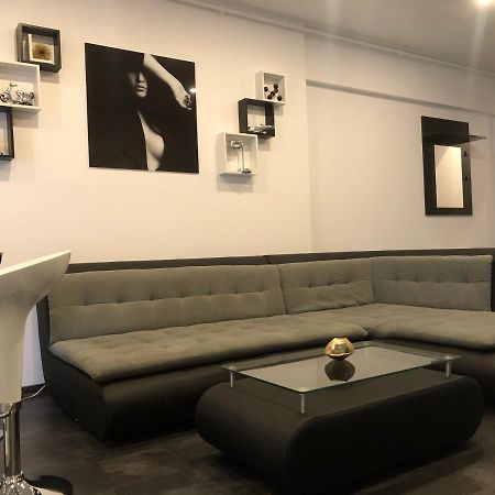 Stylish Westpark 2 Residence Lake View W8 Bukares Bagian luar foto