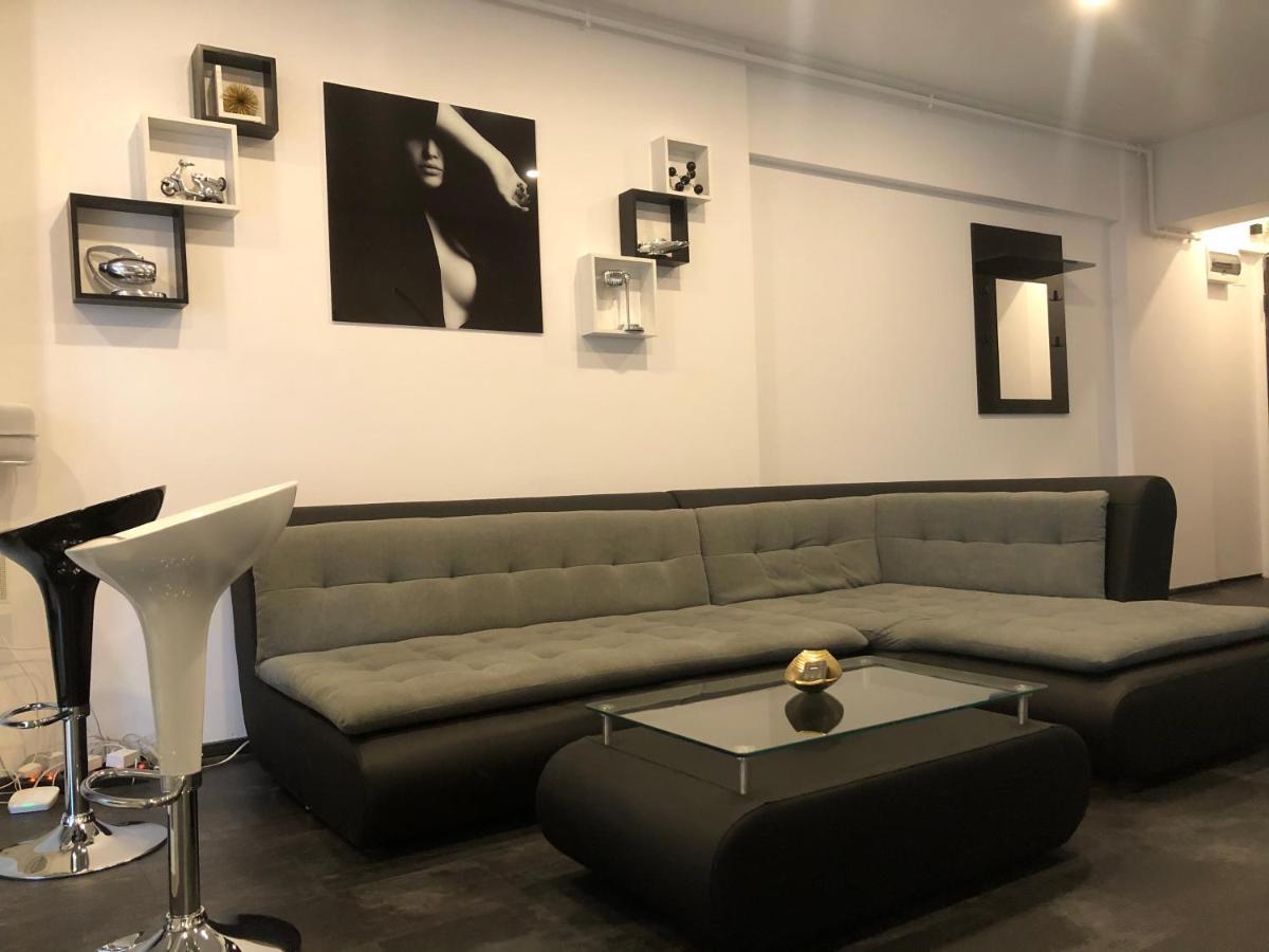 Stylish Westpark 2 Residence Lake View W8 Bukares Bagian luar foto