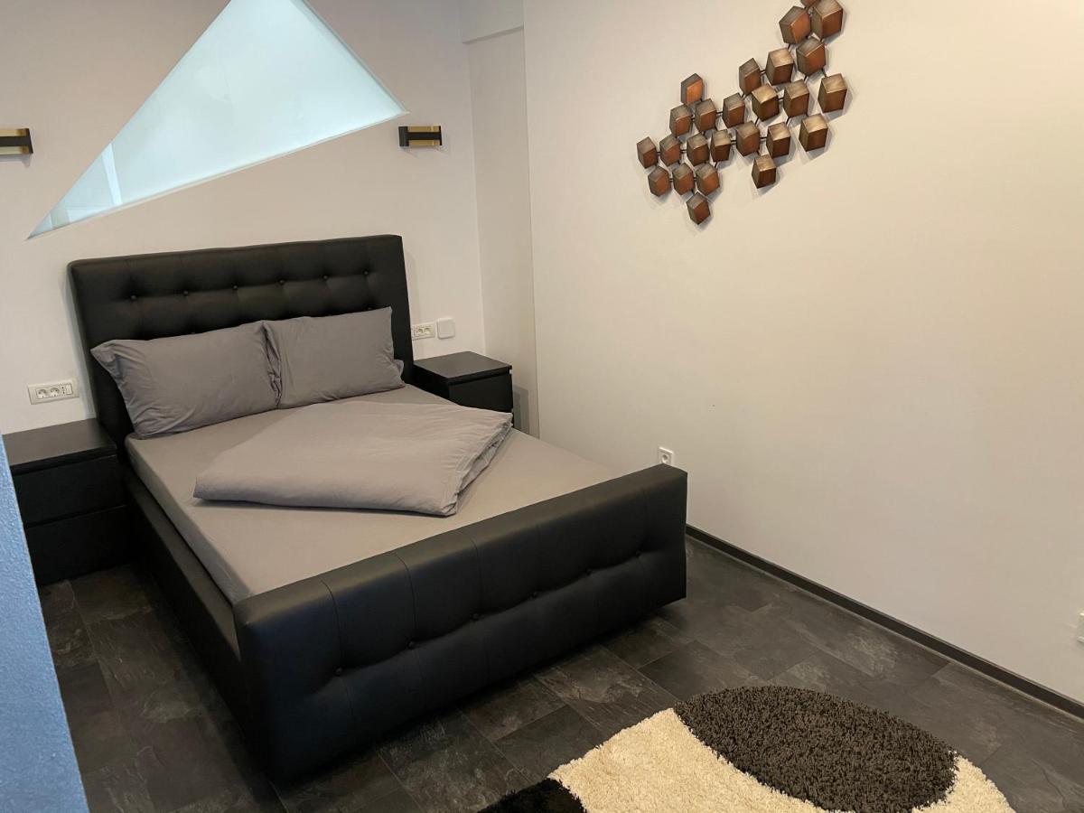 Stylish Westpark 2 Residence Lake View W8 Bukares Bagian luar foto