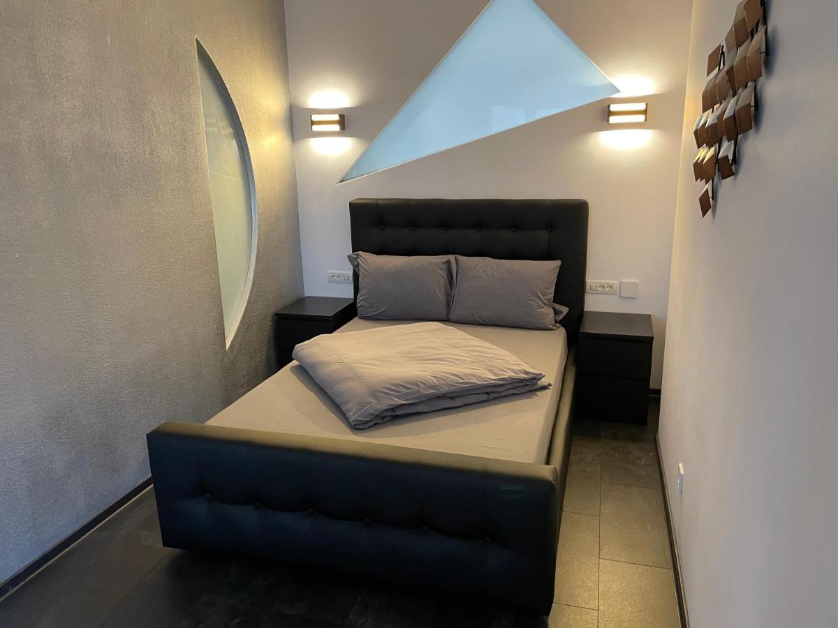 Stylish Westpark 2 Residence Lake View W8 Bukares Bagian luar foto