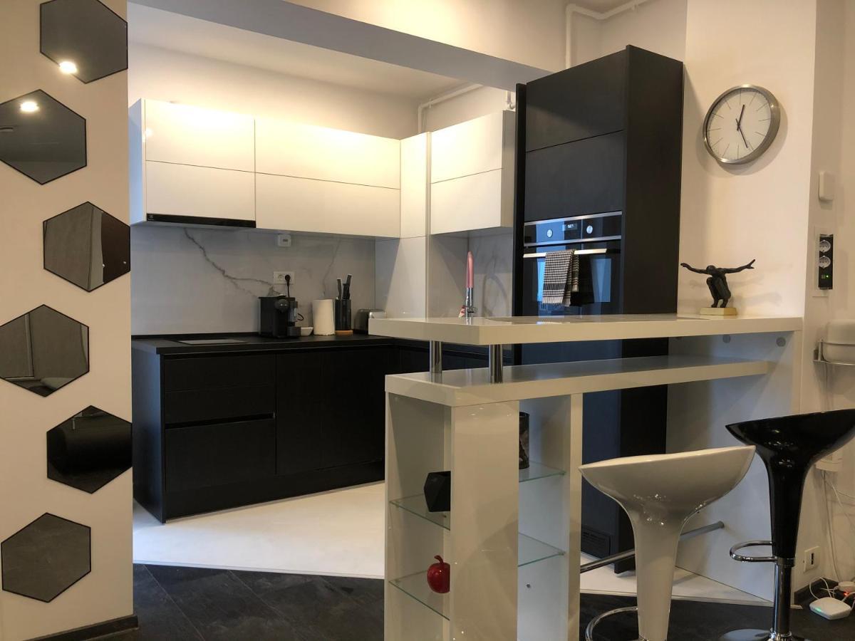 Stylish Westpark 2 Residence Lake View W8 Bukares Bagian luar foto