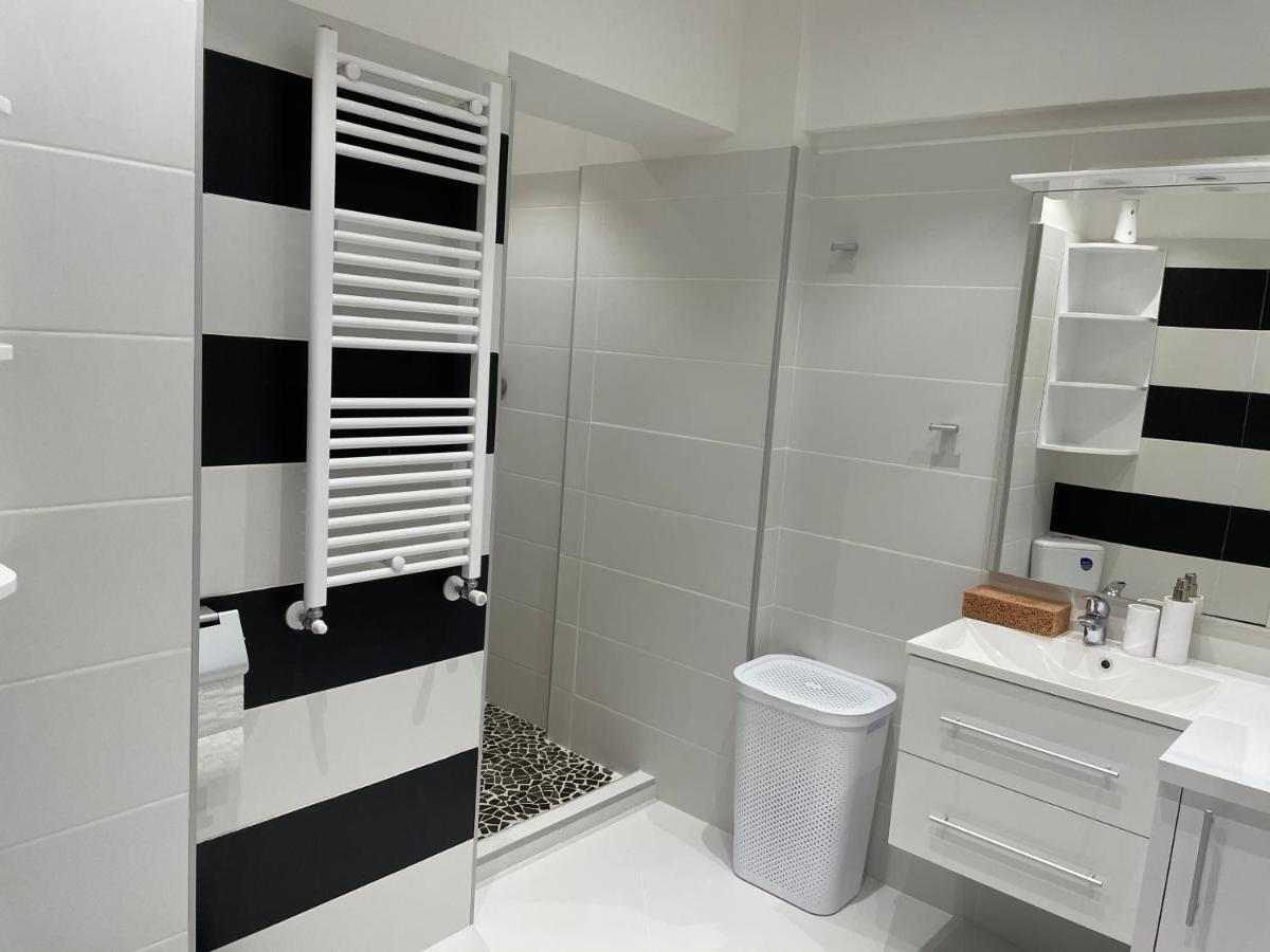 Stylish Westpark 2 Residence Lake View W8 Bukares Bagian luar foto