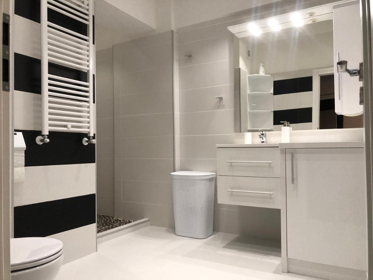 Stylish Westpark 2 Residence Lake View W8 Bukares Bagian luar foto
