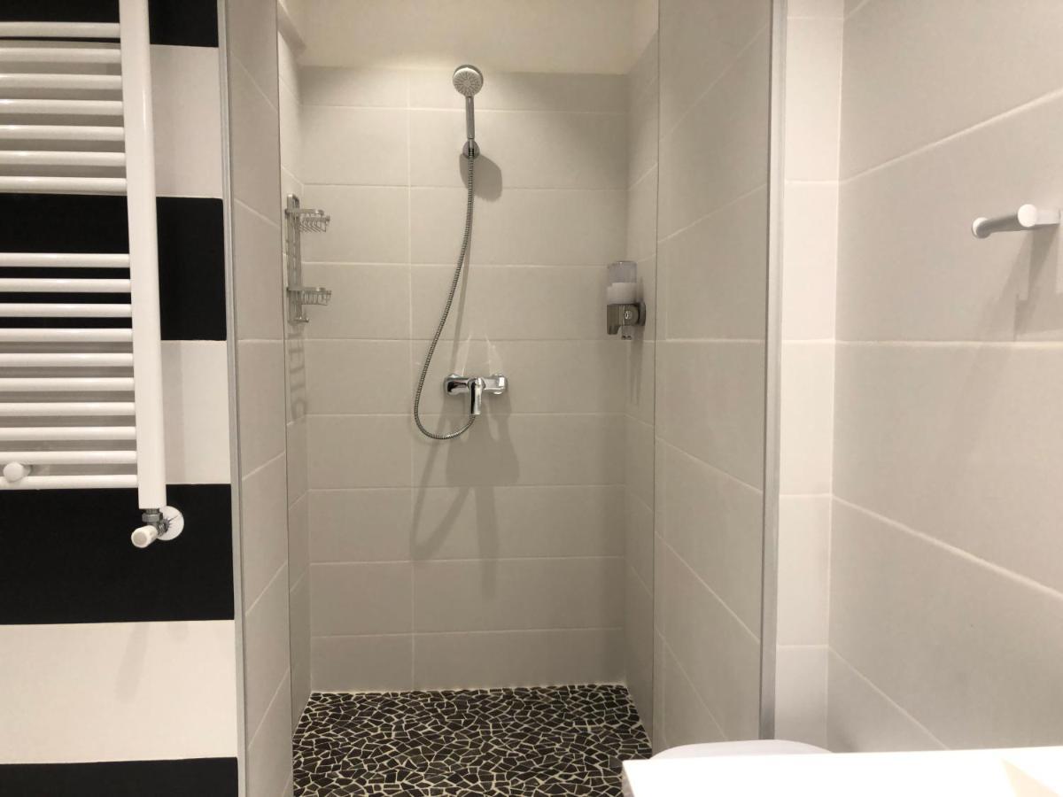 Stylish Westpark 2 Residence Lake View W8 Bukares Bagian luar foto