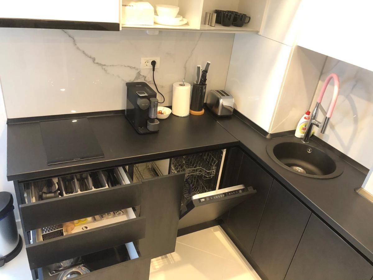 Stylish Westpark 2 Residence Lake View W8 Bukares Bagian luar foto