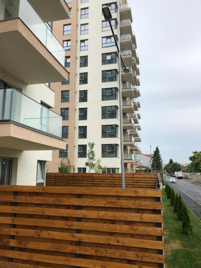 Stylish Westpark 2 Residence Lake View W8 Bukares Bagian luar foto