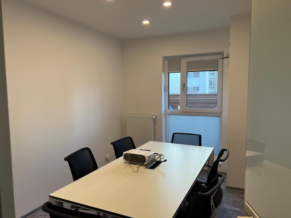 Stylish Westpark 2 Residence Lake View W8 Bukares Bagian luar foto