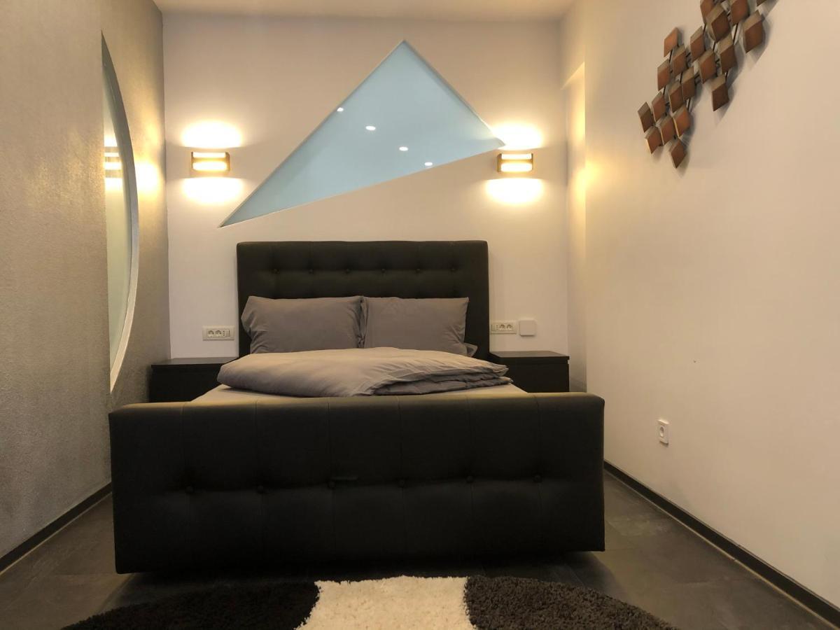 Stylish Westpark 2 Residence Lake View W8 Bukares Bagian luar foto